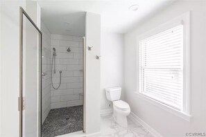 Duschwanne, Haartrockner, Handtücher, Seife