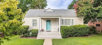 Cozy Bungalow convenient to U of R & shops of Libbie & Grove!