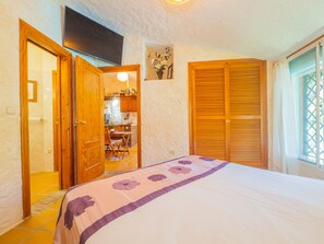 1 habitación, tabla de planchar con plancha, wifi gratis y ropa de cama 