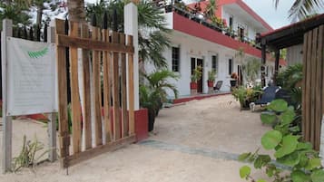 Vista frontal de la propiedad