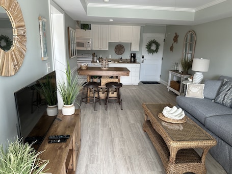 TV. Summerhouse Villas Condo with Resort Amenities! Short or long term rentals.