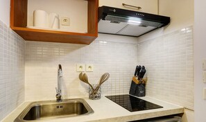 Réfrigérateur, micro-ondes, plaque de cuisson, cafetière/bouilloire