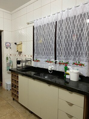 Geladeira, micro-ondas, cooktop, cafeteira/chaleira