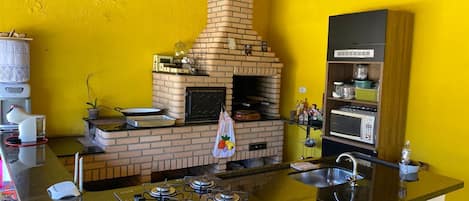 Frigorifero, microonde, piano cottura, macchina per tè/caffè