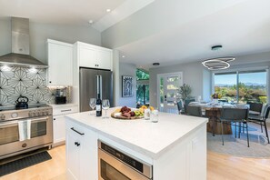 Refrigerador, microondas, horno, placa de cocina