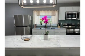 Fridge, microwave, oven, stovetop - Near Sea World/ Lackland AFB/ many shops and stores within minutes away (San Antonio)