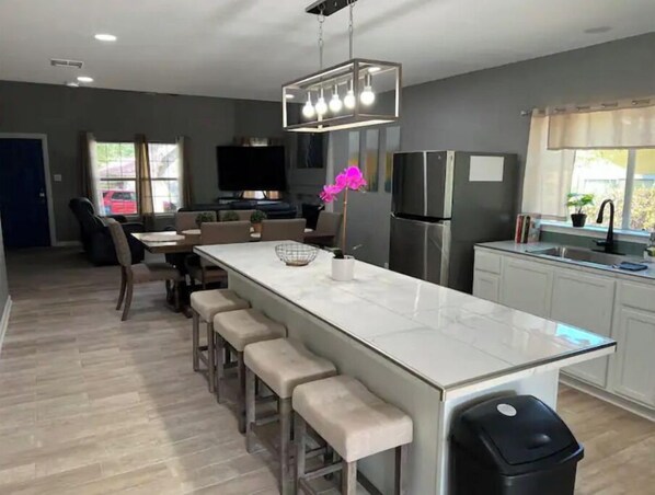 Dining - Near Sea World/ Lackland AFB/ many shops and stores within minutes away (San Antonio)