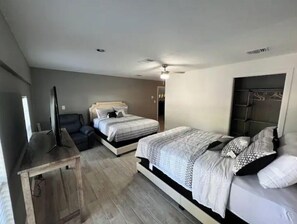 4 bedrooms, desk, iron/ironing board, free WiFi - Near Sea World/ Lackland AFB/ many shops and stores within minutes away (San Antonio)