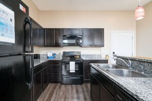 Fridge, microwave, oven, stovetop - Lovely 3BD 3BA Downtown Indy (Indianapolis)