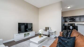 Televisor intel·ligent i taula de tennis de taula