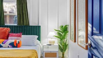 2 chambres, bureau, fer et planche à repasser, lit parapluie