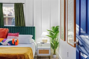 2 habitaciones, escritorio y tabla de planchar con plancha