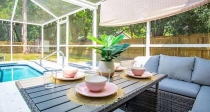 Pets OK! Heated Pool mins to 3 Sisters Spring!