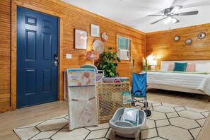 3 chambres, bureau, fer et planche à repasser, lit de bébé portatif