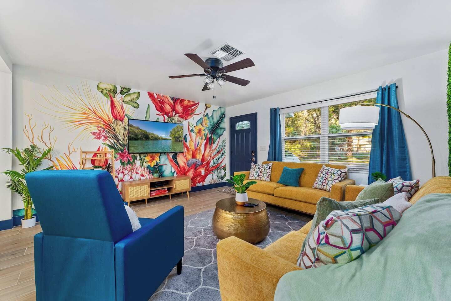 Smart TV, libros y oficina 