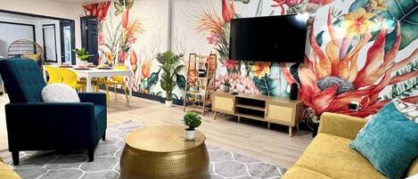 TV connectée, livres, espaces bureaux