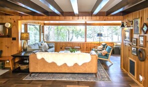 Téléviseur connecté, foyer, jeux vidéo, lecteur de DVD