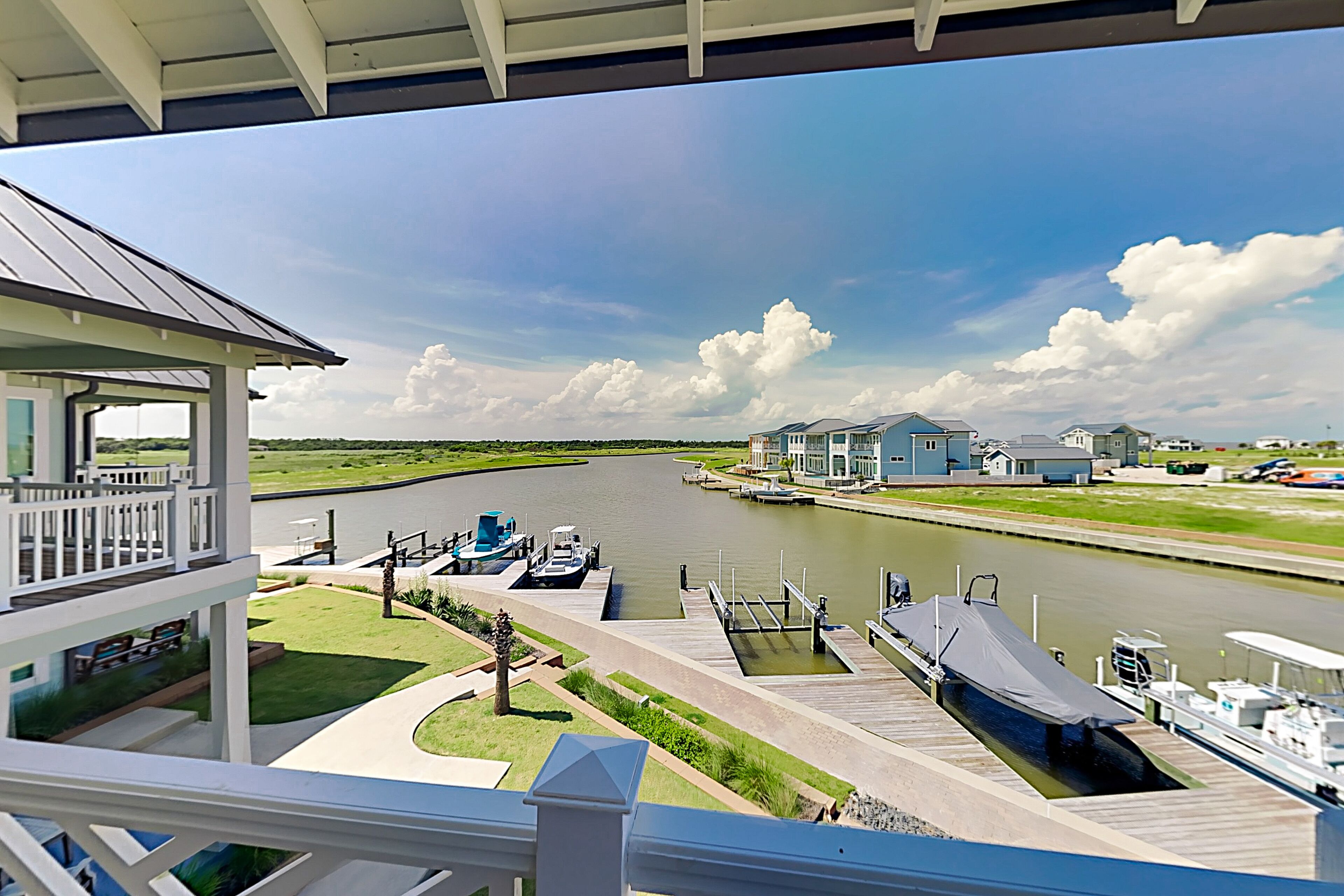 High-end villa at St. Charles Bay w/ boat dock, pool, pier, private washer/dryer