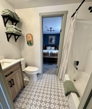 Kombinert dusj/badekar, hårføner, håndklær og såpe