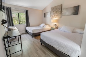 2 quartos, escrivaninha, ferros/tábuas de passar roupa, berço de viagem