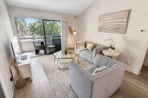 Smart TV, pebolim, aparelho de som