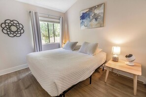 2 bedrooms, desk, iron/ironing board, travel cot - Shabby Chic Oceanside 2 Bedroom Serviced Apartment (Oceanside)