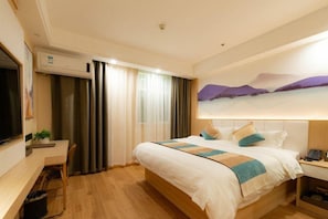 Une chambre d’hôtel avec un lit, un bureau, une chaise, un appareil de climatisation et un tableau au mur.