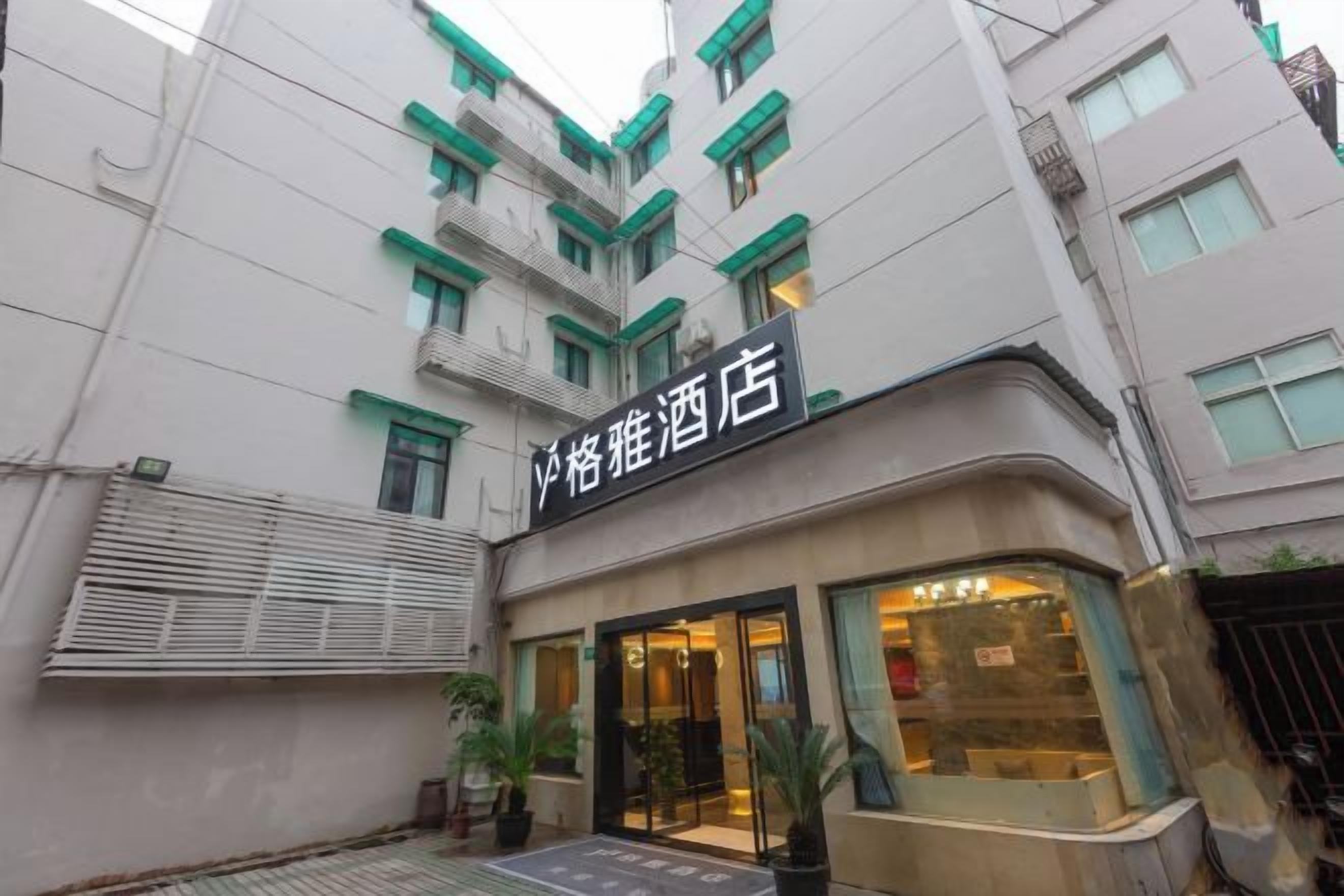 Een hotel met een bord waarop staat 'Yamazaki Hotel'.