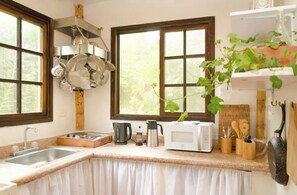 ثلاجة، ميكروويف، موقد طهي مسطح، ماكينة لصنع القهوة/الشاي