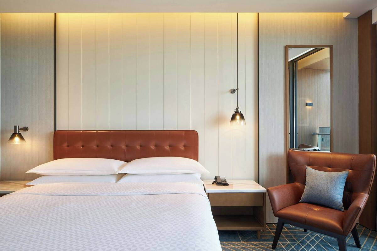 Phòng Deluxe, 1 giường cỡ king, ban công, quang cảnh hồ | Bộ đồ giường cao cấp, chăn bông, nệm có lớp đệm bông, bàn 
