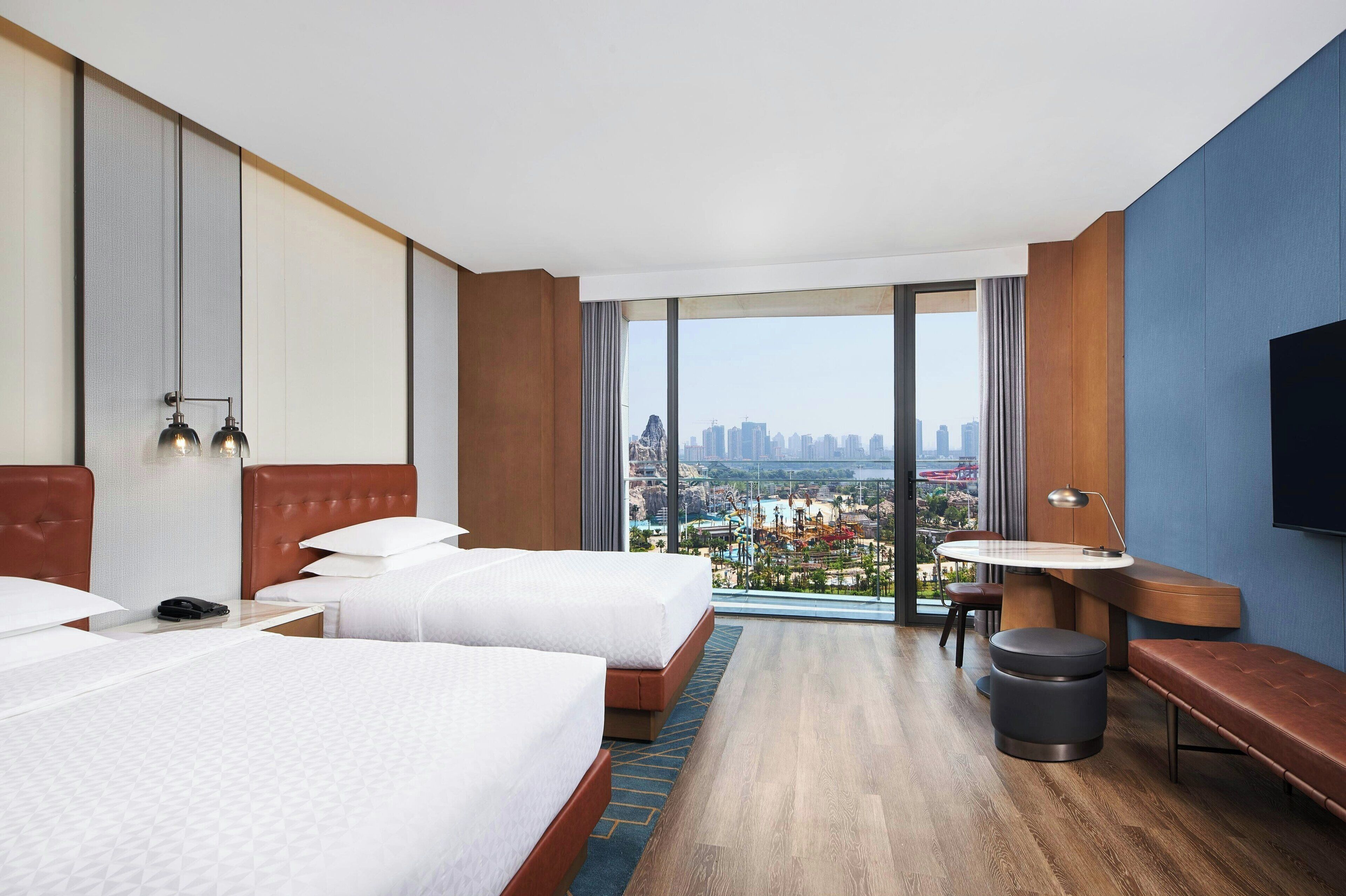 ห้องพรีเมียร์, เตียงใหญ่ 2 เตียง, ระเบียง | เครื่องนอนระดับพรีเมียม, ผ้านวมขนเป็ด, เตียงพร้อมฟูกเสริมที่นอน