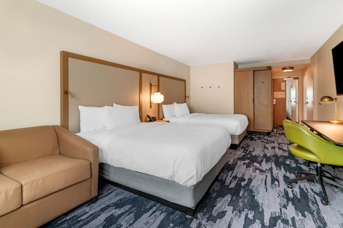 Chambre, 2 grands lits, accessible aux personnes malentendantes | Literie hypoallergénique, décoration personnalisée, bureau