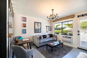 Smart-TV, Tischtennisplatte, Bücher