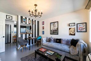 Smart-TV, Tischtennisplatte, Bücher