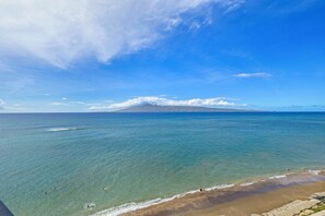 On the beach - Oceanfront 2BR Condo w/ Stunning Views & Lanai (Lahaina)