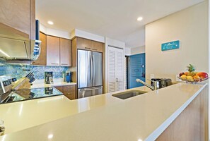 Geladeira, micro-ondas, fogão, cooktop