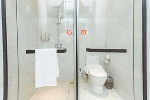 A modern bathroom with a glass enclosure, a white toilet, a shower, and a towel rack. - Gya Yangzhou Economic Development Zone Yangzi Jiang South Road Gaomin Temple Hotel (Yangzhou)