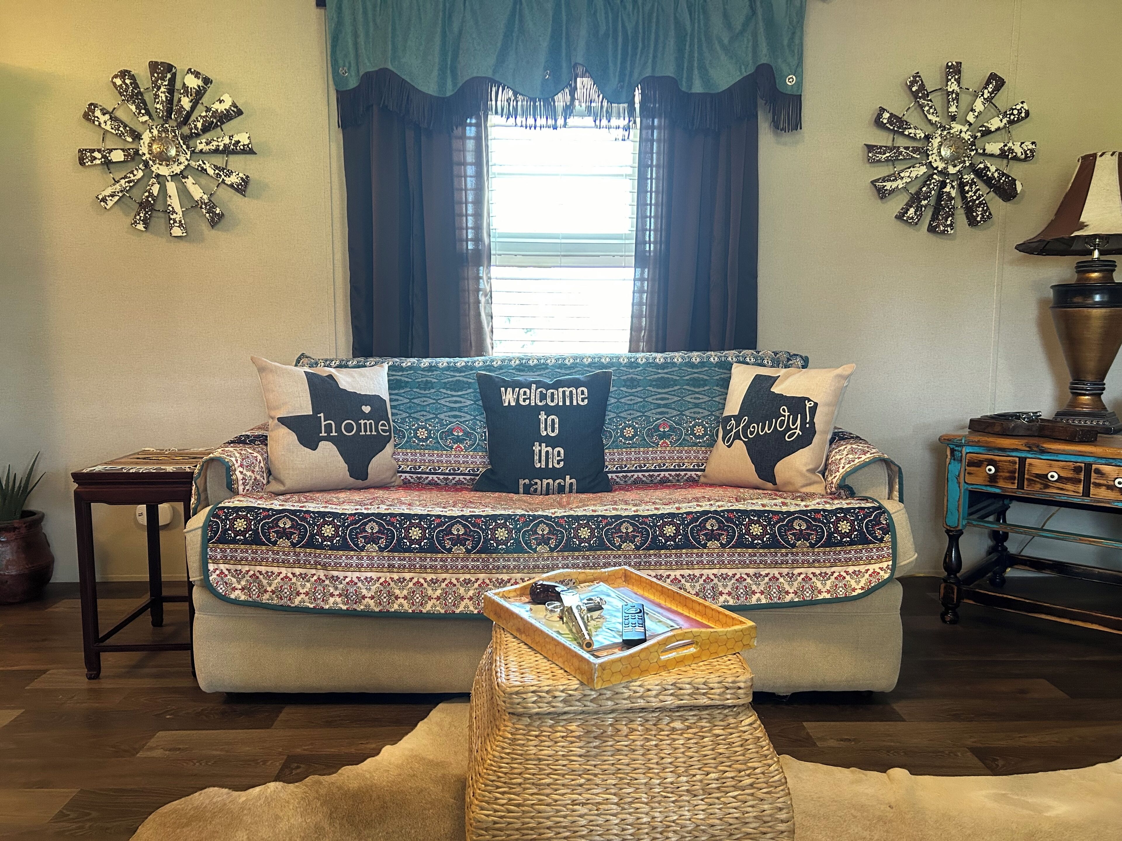 智能电视、壁炉、书、智能音箱