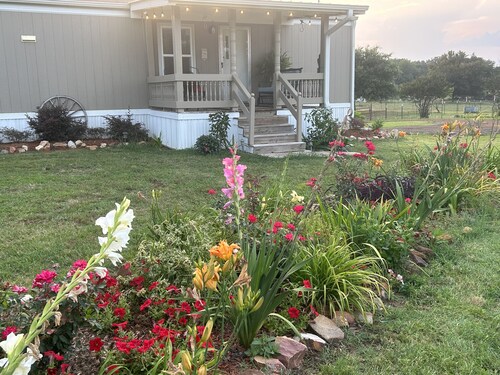 King Bed, Pet Friendly, BBQ Pit, Fire Pit, Full Kitchen, Smart TV’s