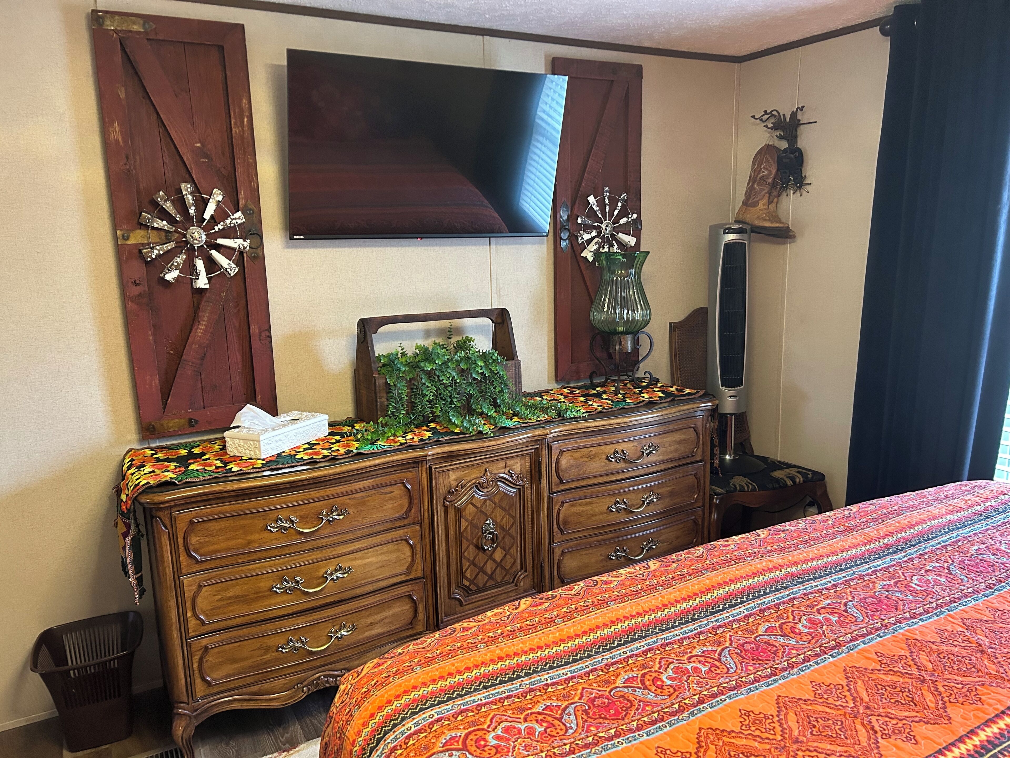 2 bedrooms, desk, iron/ironing board, WiFi (free)