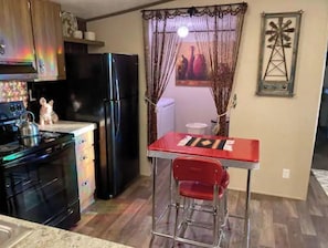 Réfrigérateur, four à micro-ondes, un four, surface de cuisson