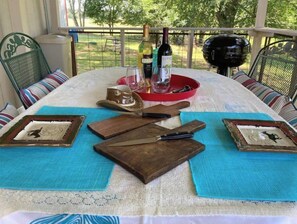 Outdoor dining - King Bed, Pet Friendly, BBQ Pit, Fire Pit, Full Kitchen, Smart TV’s (Winnsboro)