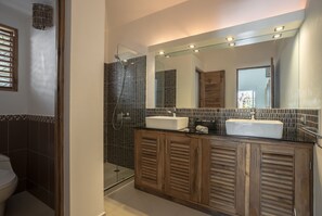 Dusche, Haartrockner, Handtücher, Seife
