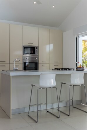 Fridge, microwave, oven, stovetop - Villa Clarissa 6 : Piscine Privée 100 M de la Playa Ballenas (Las Terrenas)