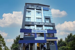 A hotel with a cafe on the ground floor and multiple floors above. - The Lake Hotel (Kolkata)