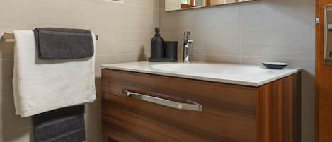 シャワー、ヘアドライヤー、スリッパ、タオル