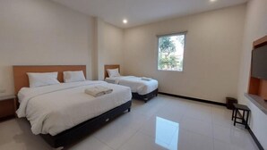 A bedroom with two beds, a window, a TV, and a small table. - LUMBA LUMBA INN WARU (Waru)