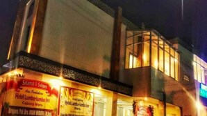 A building with illuminated signage for Hotel Lumban-Lumba and other establishments. - LUMBA LUMBA INN WARU (Waru)