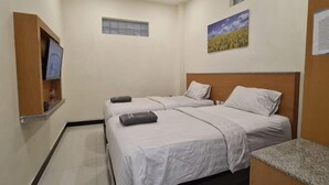 A hotel room with two beds, a TV, a painting, and a small window. - LUMBA LUMBA INN WARU (Waru)