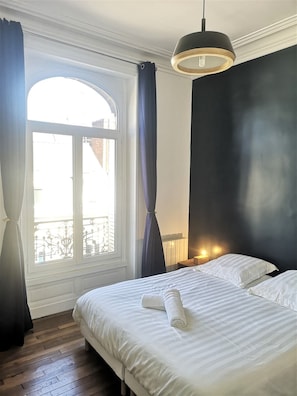 4 habitaciones, tabla de planchar con plancha, wifi y ropa de cama